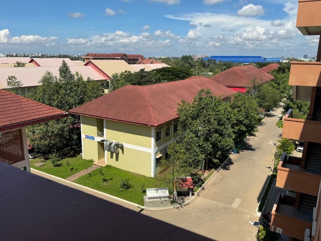 ទីធ្លាសាលារៀន
