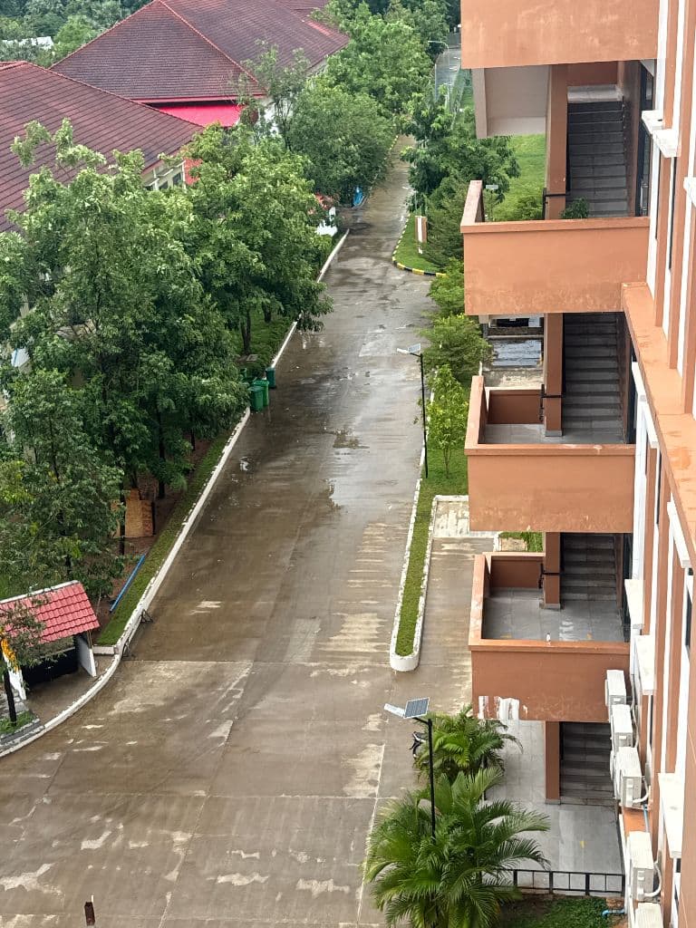 ទីធ្លាសាលារៀន